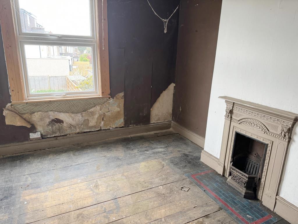 Lot: 135 - TERRACE HOUSE FOR TOTAL REFURBISHMENT - Bedroom 2